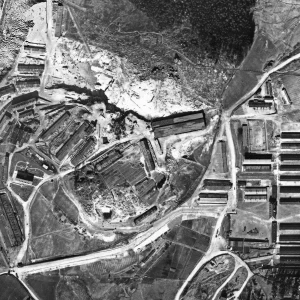 Luchtopname van het kamp en de steengroeve, maart 1945.