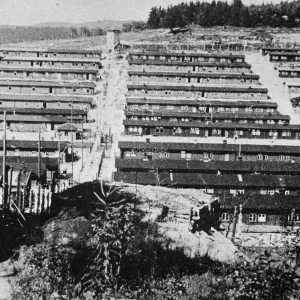 Algemeen overzicht van concentratiekamp Flossenbürg na de bevrijding door de Amerikaanse 99e Infanteriedivisie, april 1945. Foto door het Amerikaanse leger.