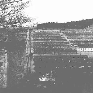 Zicht op concentratiekamp Flossenbürg na de bevrijding van het kamp door de Amerikaanse strijdkrachten. Flossenbürg, Duitsland, 1945.