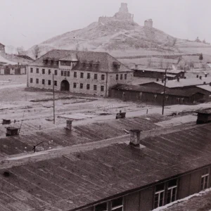 SS gebouw en de burgruïne op de heuvel