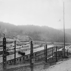Een ander zicht op de onder hoogspanning staande omheining met de wachttorens op de achtergrond