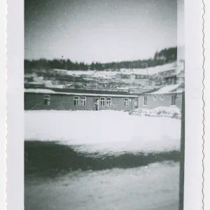 Zicht op de buitenkant van de barakken van concentratiekamp Flossenbürg. April 1945