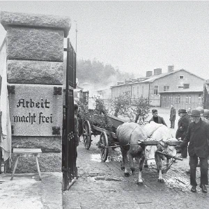 Duitse burgers verlaten de hoofdpoort van concentratiekamp Flossenbürg met de lichamen van overleden gevangenen voor hun begrafenis. 3 mei 1945