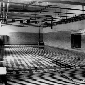 Dit is een ruimte in concentratiekamp Flossenbürg in Duitsland, waar gevangenen bij aankomst in het kamp werden ontsmet. Iedereen die later klaagde over luizen werd hierheen teruggebracht en moest er de nacht doorbrengen; daarna kregen ze hun kleren terug en werden ze naar hun barakken gestuurd.