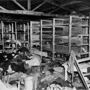 Kleding afgenomen van gevangenen die stierven in nazikamp Flossenbürg, ligt opgestapeld in een voorraadkamer. Het kamp werd gevonden door de 97ste Divisie van het Amerikaanse 1ste Leger.