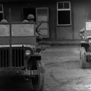 “Op de ochtend van de 23ste waren ze daar met een jeep en een machinegeweer dat uit het raam stak en vier soldaten. Ze kauwden kauwgom, ze rookten, en de tranen liepen over mijn wangen. Ik had niet door dat ik huilde. Voor mij voelde het als een zenuwinzinking, omdat ik het gevoel had dat ik nu naar huis kon, dat ik het had overleefd en naar huis kon gaan.” Oud-gevangene Leo Mistinger beschrijft de dag van de bevrijding.