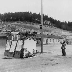 Gevangenen van concentratiekamp Flossenbürg in Duitsland werden opgehangen aan deze vlaggenmast op de binnenplaats van het kamp. 800 Duitsers hielden toezicht op dit kamp, dat in 1939 werd geopend. Sindsdien werden hier, volgens in het kamp gevonden documenten, 54.890 mannen en meer dan 10.000 vrouwen gevangen gehouden. In de periode van 14 maanden voorafgaand aan 20 april 1945 stierven 14.000 gevangenen door uithongering, uitputting, mishandeling en diverse ziekten. De gevangenen werkten in steengroeven en in een nabijgelegen Messerschmitt-vliegtuigfabriek. Op 20 april 1945 werden 15.000 gevangenen, onder wie kinderen en ouderen, weggevoerd. Degenen die de mars niet konden bijhouden, werden langs de weg vermoord. Ongeveer 2.000 mensen bleven achter in het kamp toen de Amerikaanse troepen arriveerden. Onder degenen die naar verluidt in het kamp gevangen hebben gezeten, bevonden zich Kurt von Schuschnigg, voormalig kanselier van Oostenrijk, Leopold, koning der Belgen, prins Albrecht van Beieren en Hjalmar Schacht, rijksminister van Financiën.