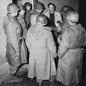 Officieren van de 97ste Infanteriedivisie en hun gids inspecteren het crematorium in concentratiekamp Flossenbürg, Duitsland. Het kamp werd ontdekt door de 97ste Infanteriedivisie van het Amerikaanse 3de Leger.