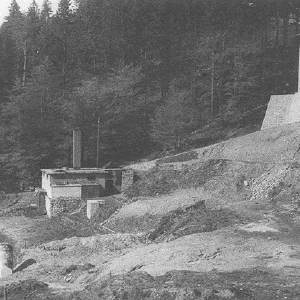 Zicht op de helling en het crematorium met een wachttoren die uitkijkt over het tafereel.