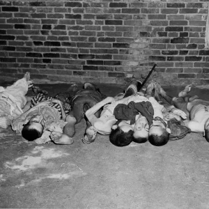 Lijken van gevangenen in Flossenbürg na de bevrijding. 4 mei 1945