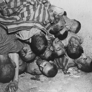 Lichamen van Joodse, Franse, Russische en Slavische dwangarbeiders die stierven in concentratiekamp Flossenbürg, Duitsland. Het kamp werd ontdekt door de 97ste Infanteriedivisie van het Amerikaanse 3de Leger.