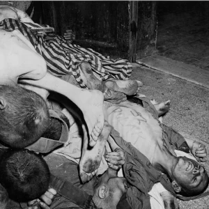 Lichamen van Joodse, Franse, Russische en Slavische dwangarbeiders die stierven in concentratiekamp Flossenbürg, Duitsland. Het kamp werd ontdekt door de 97ste Infanteriedivisie van het Amerikaanse 3de Leger.