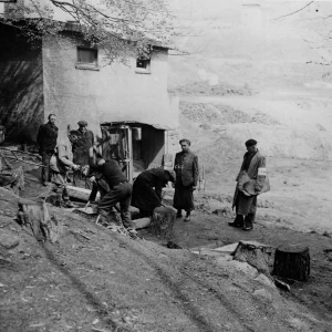 Gevangenen zagen hout voor de crematieoven om de resterende lichamen te kunnen verwerken die door de 97ste Divisie van het Amerikaanse 3de Leger werden aangetroffen in kamp Flossenbürg, een nazi-dwangarbeiderskamp nabij Weiden, Duitsland. Honderden mannen werden vermoord door middel van fenolinjecties, ophanging en machinegeweervuur, en vervolgens gecremeerd. Zolang zij nog leefden, werden zij tewerkgesteld in de nazi-vliegtuigfabriek van Messerschmitt en de steengroeve.