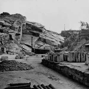 Steengroeve waarin dwangarbeiders die gevangen werden gehouden in kamp Flossenbürg, nabij Weiden, Duitsland, door de nazi's aan het werk werden gezet. Honderden slachtoffers van tyfus en uithongering in het kamp werden omgebracht door middel van fenolinjecties, machinegeweervuur en ophanging, waarna hun lichamen werden gecremeerd. De 97ste Divisie van het Amerikaanse 3de Leger ontdekte de wreedheden.