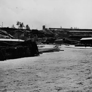 Steengroeve waarin dwangarbeiders die gevangen werden gehouden in kamp Flossenbürg, nabij Weiden, Duitsland, door de nazi's aan het werk werden gezet. Honderden slachtoffers van tyfus en uithongering in het kamp werden omgebracht door middel van fenolinjecties, machinegeweervuur en ophanging, waarna hun lichamen werden gecremeerd. De 97ste Divisie van het Amerikaanse 3de Leger ontdekte de wreedheden.