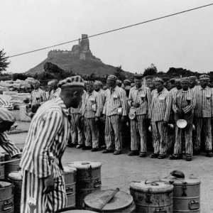 Appèl tijdens de lunchpauze, SS-foto, circa 1942, © Nederlands Instituut voor Oorlogsdocumentatie