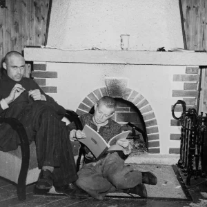 Bevrijde Poolse dwangarbeiders aangetroffen door de 97ste Divisie van het Amerikaanse 3de Leger in kamp Flossenbürg nabij Weiden, Duitsland. De mannen bevinden zich in de SS-verblijven. Honderden dwangarbeiders die door uithongering en tyfus nabij de dood waren, werden versneld het graf in geholpen door middel van fenolinjecties; anderen werden met machinegeweren neergeschoten of opgehangen. De lichamen werden gecremeerd. Zolang zij nog leefden, werden de mannen gedwongen te werken in de vliegtuigfabriek van Messerschmitt en de nabijgelegen steengroeve.